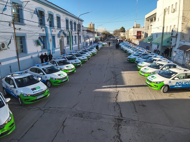 La policía dio a conocer cómo se distribuyeron en las comisarías los 40 autos y las 12 motos OKM