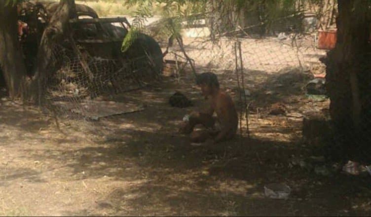 A un chico discapacitado lo tienen atado en un patio en Stroeder