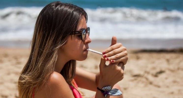 Intentarán limitar los espacios para fumar en las playas de mar, ríos y lagos