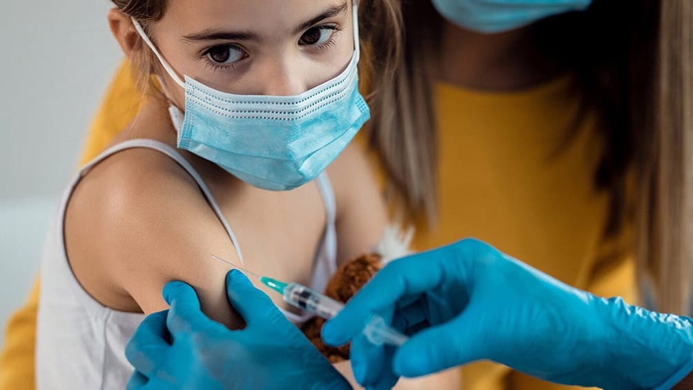 Los menores de 5 a 11 años ya se pueden vacunar con la primera dosis de refuerzo contra el COVID-19