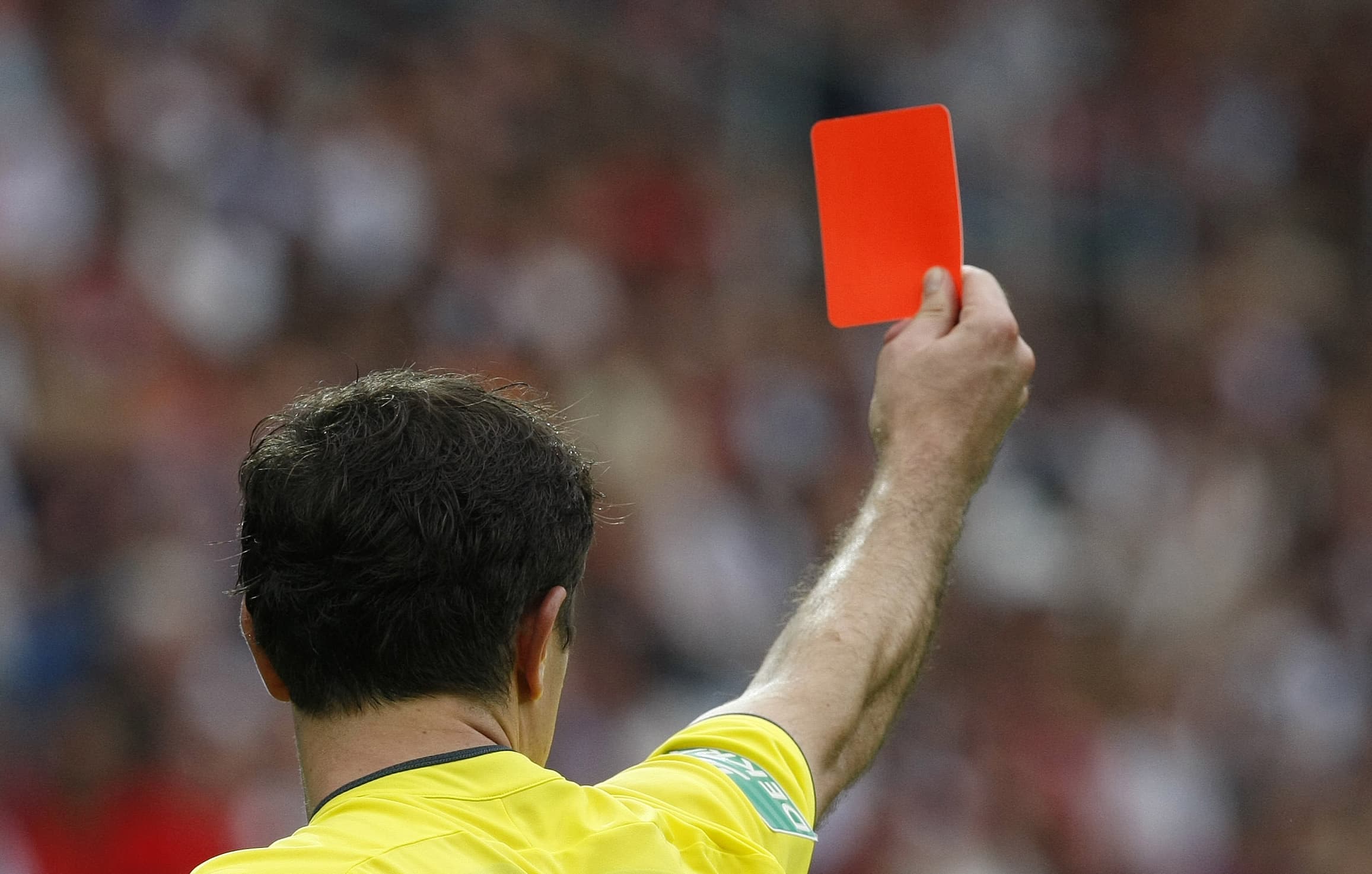 Protección para mujer de un cuerpo técnico de fútbol porque un árbitro varón le prohibió ingresar a la cancha
