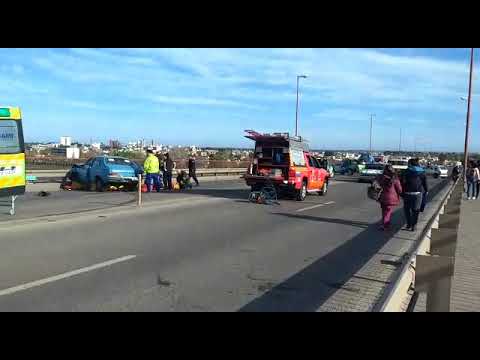 Se le rompió el auto y se cruzó de carril chocó con el guarda rail