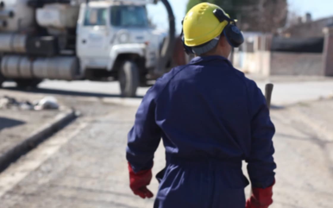 Una rotura producida por una empresa privada afecta el servicio de agua en Viedma