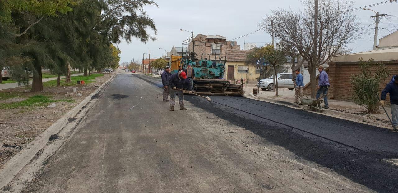 Asfaltan varias cuadras del barrio Las Flores