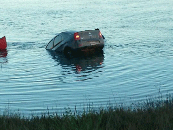 Un auto terminó en el río en la costanera de Patagones
