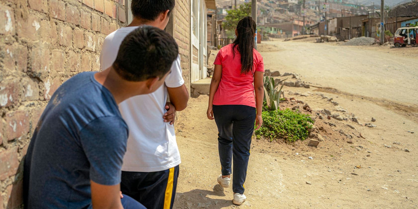Imponen medidas restrictivas para proteger a una familia por acoso callejero