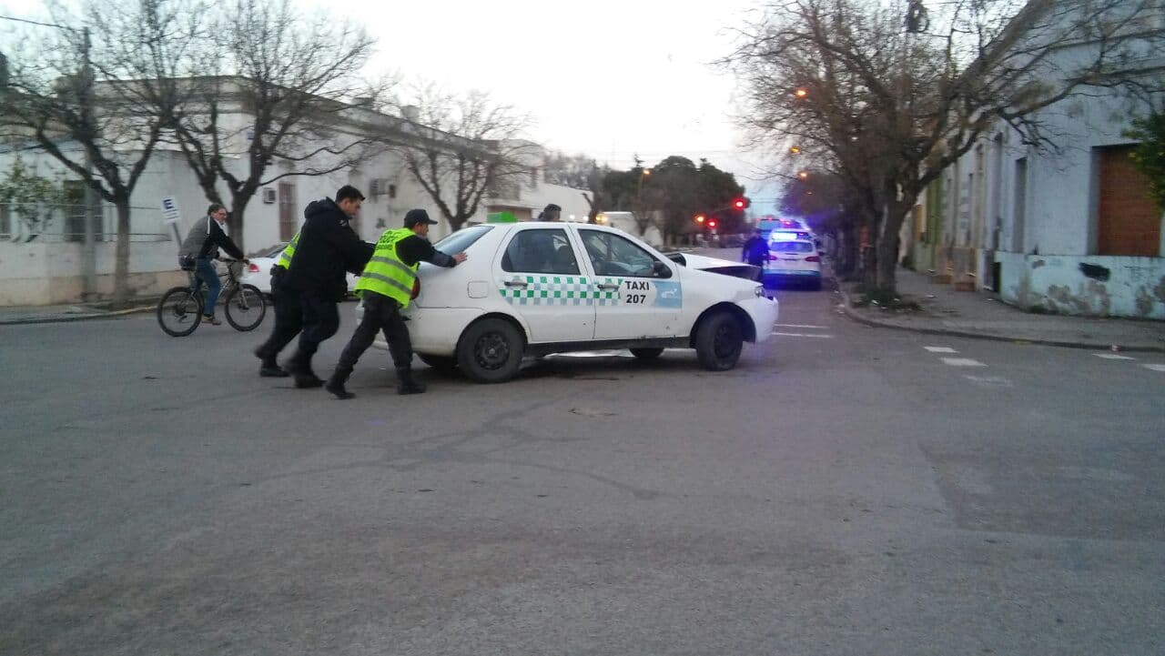 Chocaron dos vehículos en Álvaro Barros y Alem
