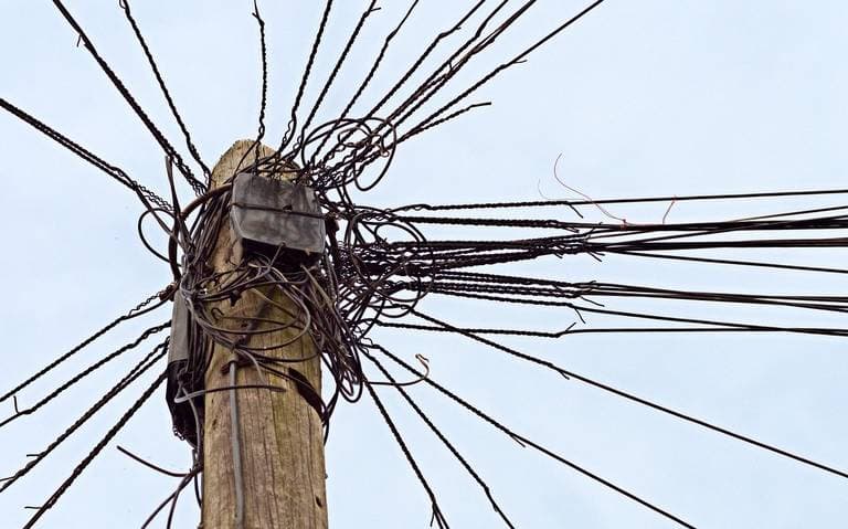Con el camión enganchó un cable de alta tensión y le estallaron los neumáticos, un obrero quedó con secuelas en la audición