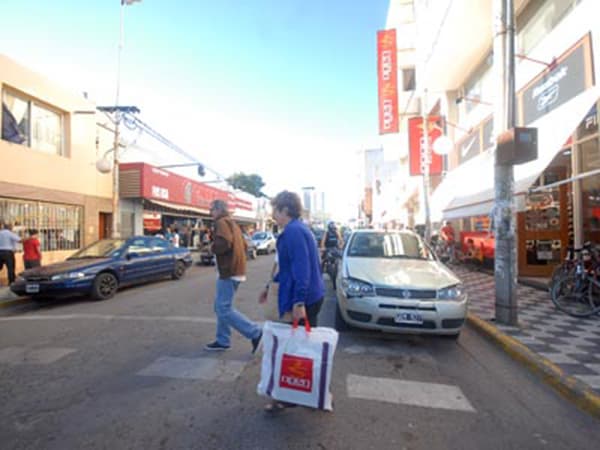 El 24 los empleados de comercio trabajarán hasta las 18 horas en Viedma