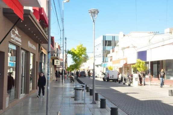 Una mujer de Viedma compró un traje pero la tela estaba «podrida»: se le rajó en el trabajo y debió retirarse