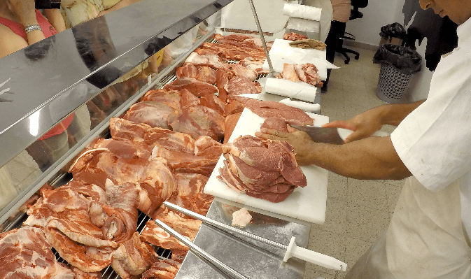 Los consumidores argentinos ajustan muchos gastos pero no dejan de comer carne