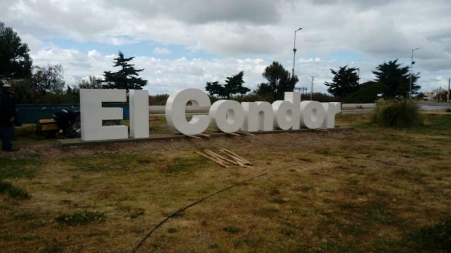El Cóndor tiene su cartel en la costanera del balneario
