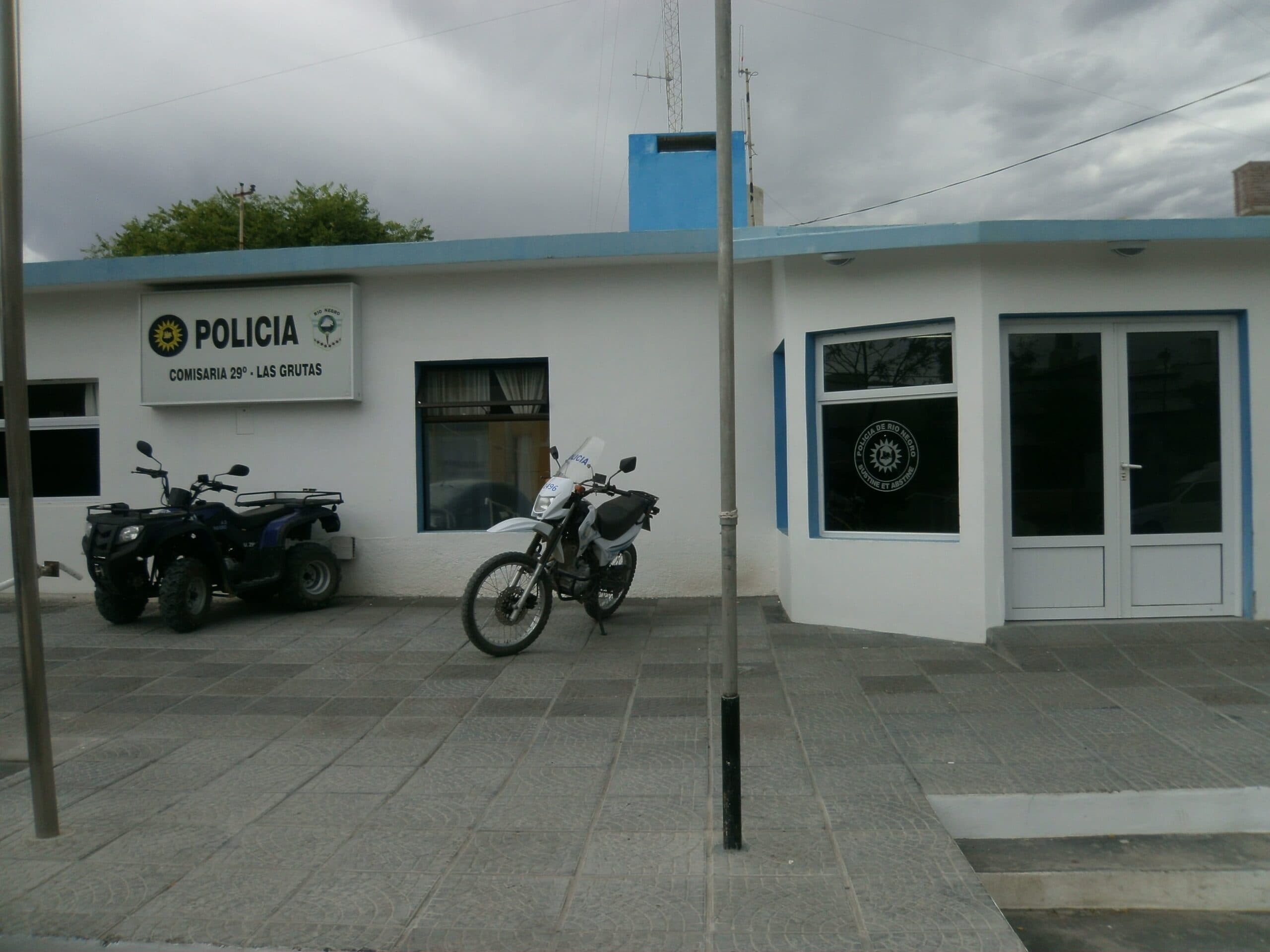 La policía encontró plantas de marihuana que superan los 2 metros en una vivienda en Las Grutas
