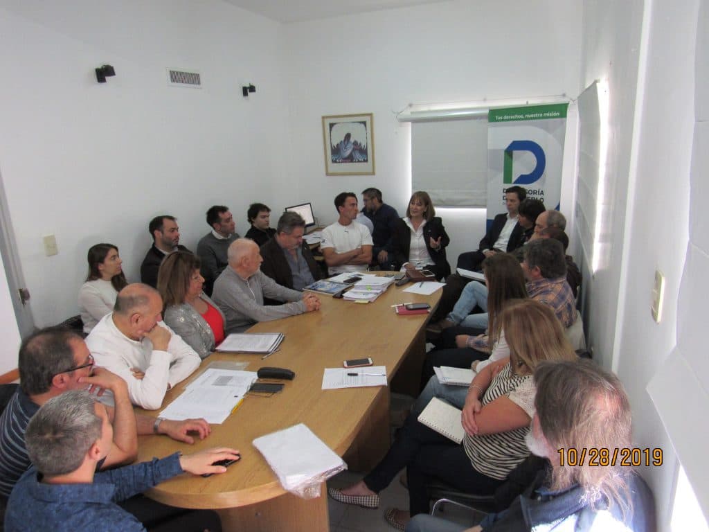 Por la calidad del agua en el río en la Comarca se realizó una reunión en la Defensoría del Pueblo