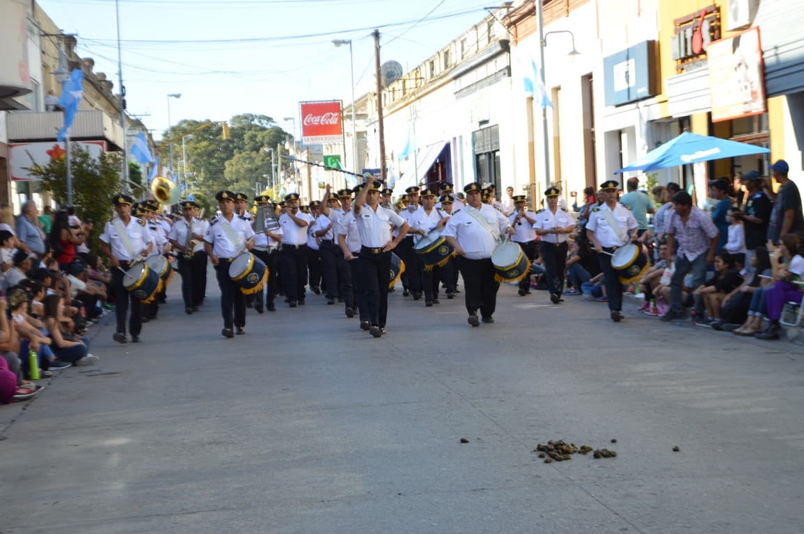Se realizó el desfile cívico militar y paseo criollo en el 239º aniversario de la Comarca
