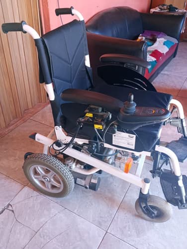 Confirma una sentencia que obliga a entregar una silla de ruedas eléctrica a una persona con discapacidad