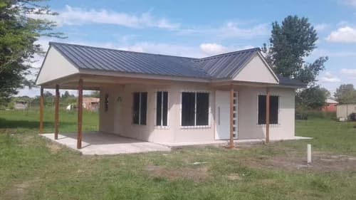 Vecino de Viedma señó una casa prefabricada pero no le dijeron que tenía que endeudarse con una financiera y ahora deberán resarcirlo