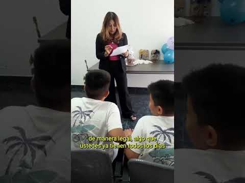 Tomados de la mano y escuchando la dulce voz de la jueza dos hermanos conocieron su adopción