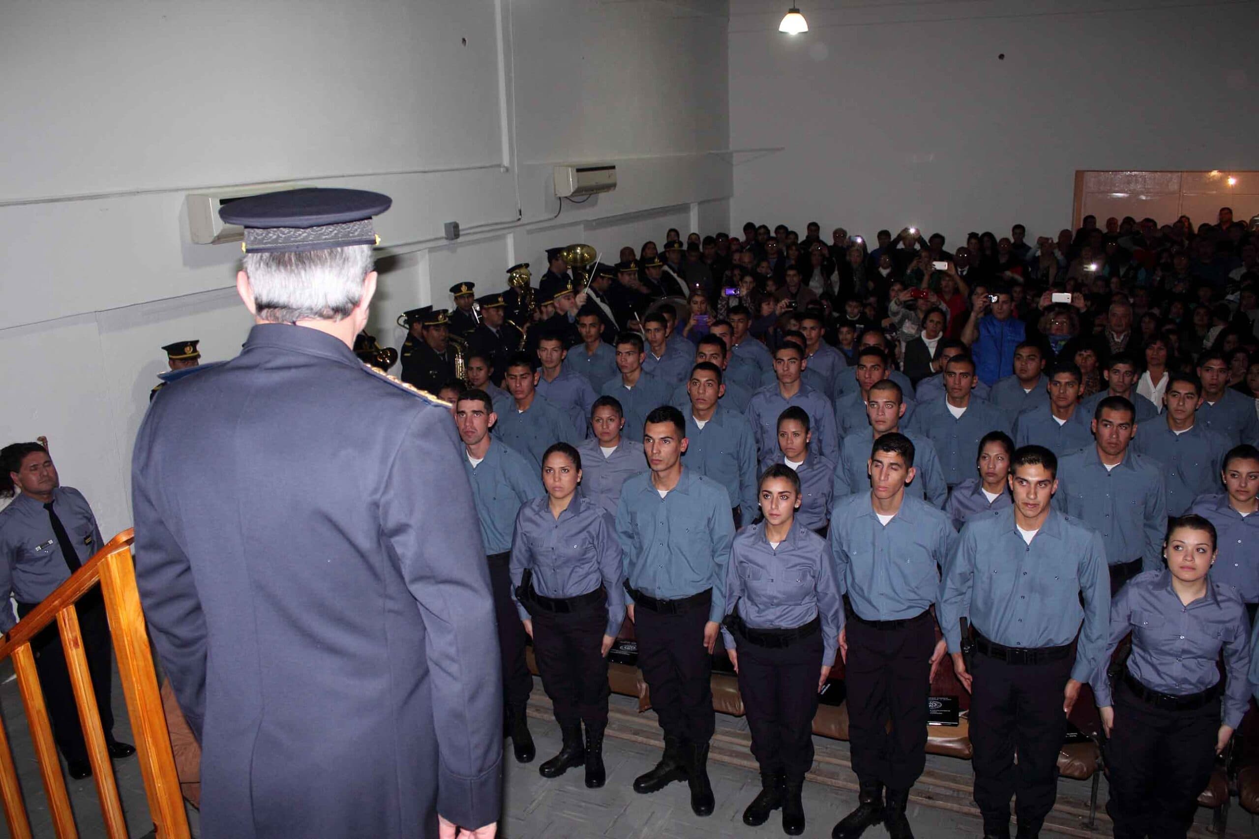 ¿Seis meses de academia policial alcanza para que alguien salga portando un arma?