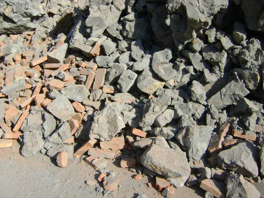 Una mujer se accidentó al tropezar con escombros de una obra, la constructora y aseguradora deberán indemnizarla