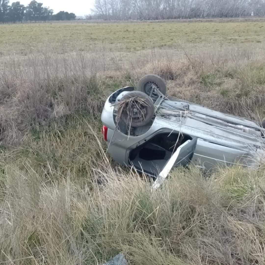 Cuatro personas que se trasladaban en un auto a Bahía Blanca desde Patagones volcaron