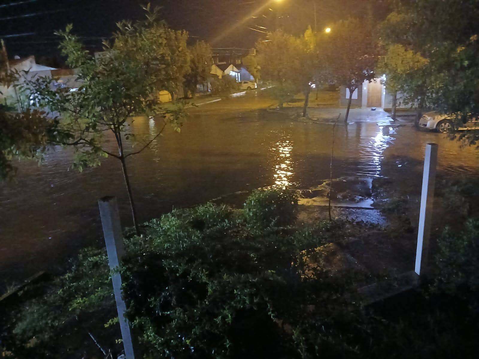Calles interrumpidas al tránsito por unos 40 milímetros de lluvia en 70 minutos en Viedma