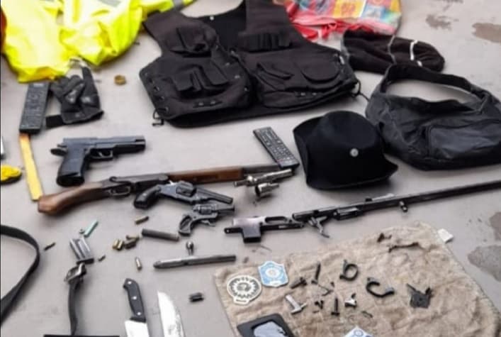 Un chaleco antibalas y armas secuestró la policía en allanamientos por el crímen del joven de 18 años