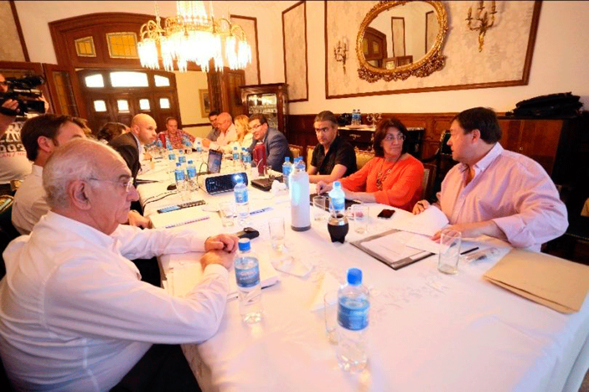 «El Gobernador y los Ministros no deberían cobrar sus sueldos hasta que se normalice el cronograma»
