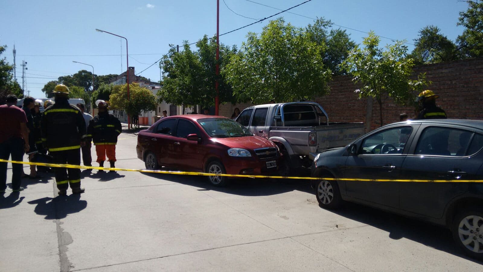 Una mujer se descompuso y chocó a dos autos estacionados, uno era arreglado por una persona que se salvó de milagros