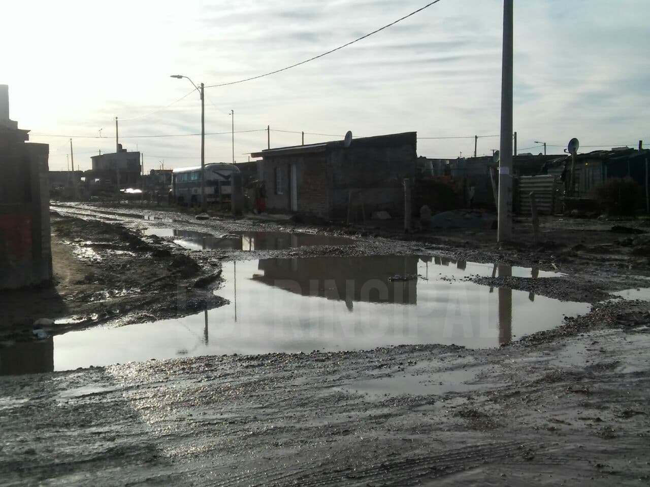No pueden trabajar con una motoniveladora en las calles del Loteo Silva por sus condiciones, afirmó Castro