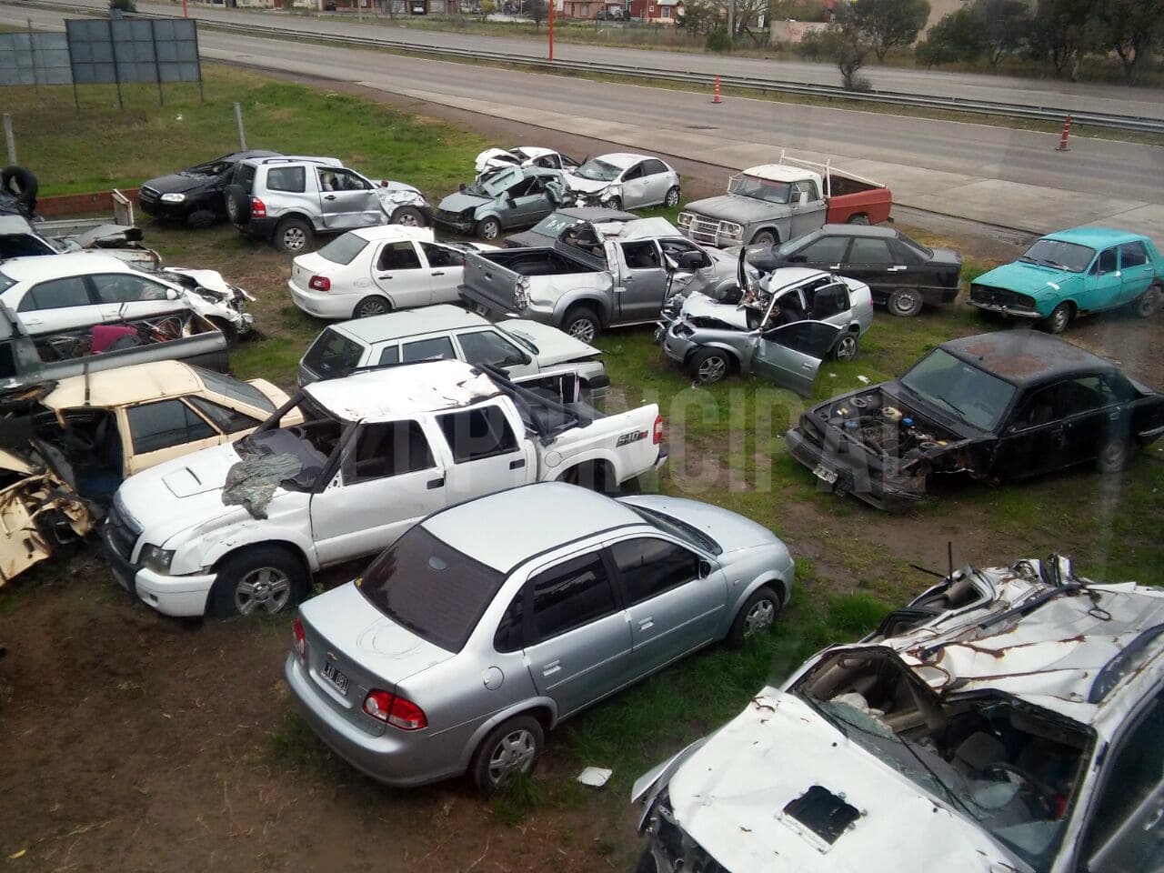 Podrían trasladar los autos y motos secuestrados de la caminera al parque automotores camino al autódromo
