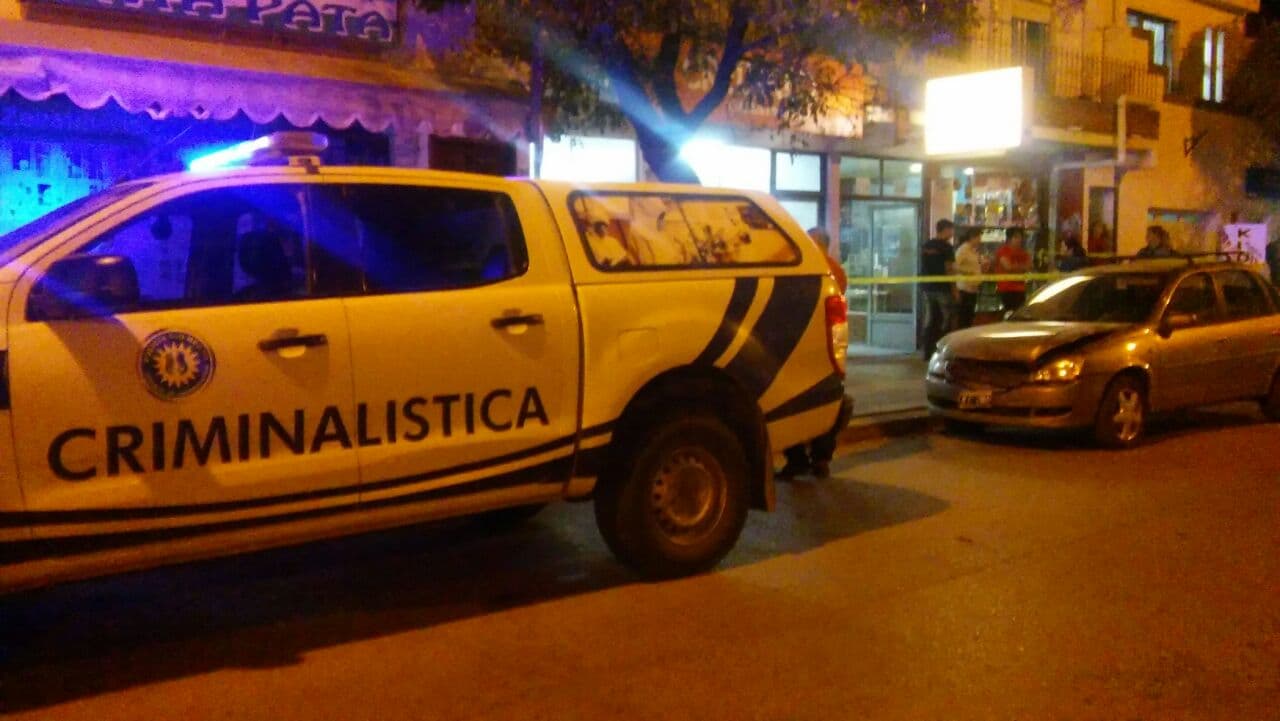 Hay un prófugo y los delincuentes manejaban una moto robada en el asalto a la casa de préstamos