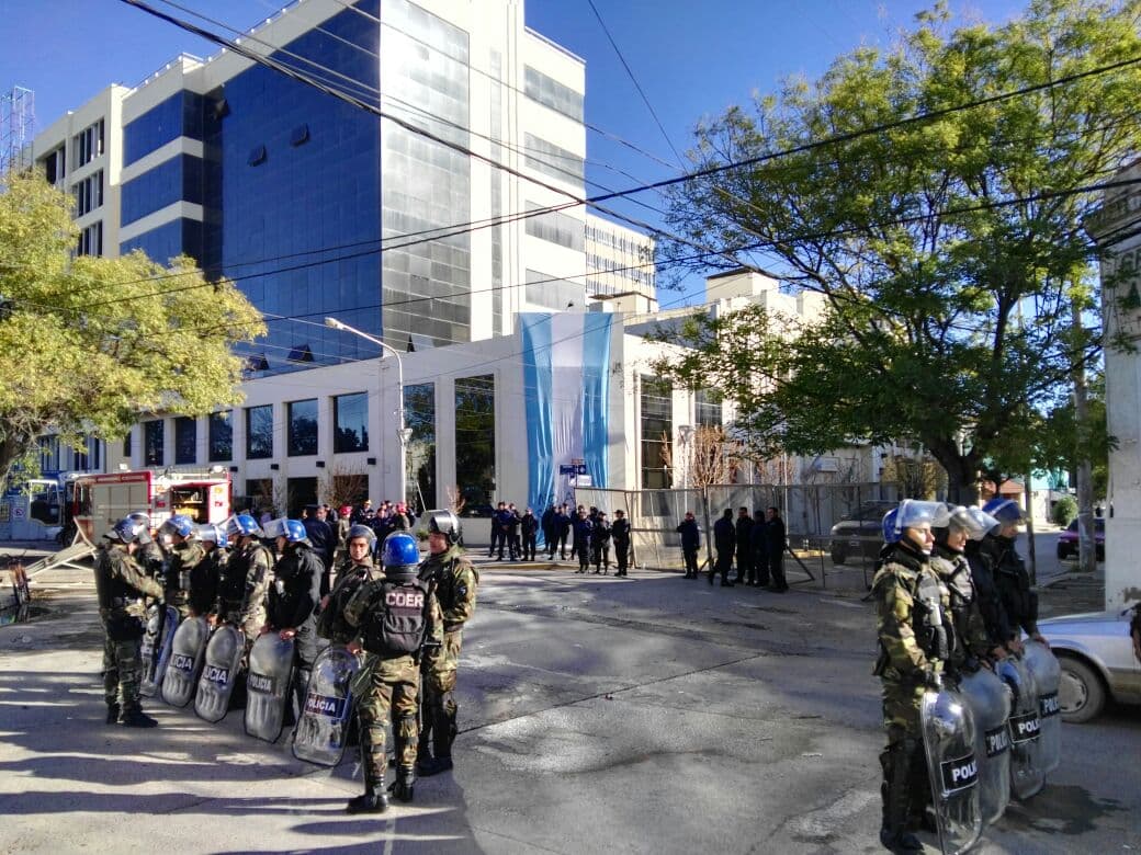 Fuerte enfrentamiento entre ATE y la policía en el ingreso de la Legislatura