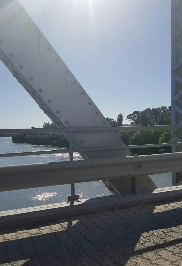 Intentan retirar un auto que se cayó al río en la noche de este jueves