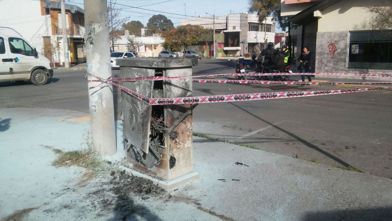 El incendio de un medidor preocupó a varios vecinos y padres de la escuela N° 30