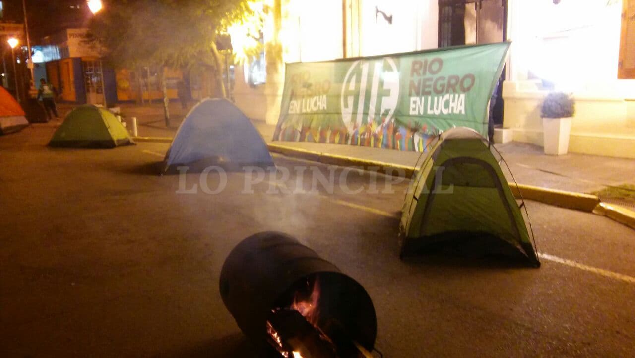 ATE se manifiesta y acampa en la Casa de Gobierno