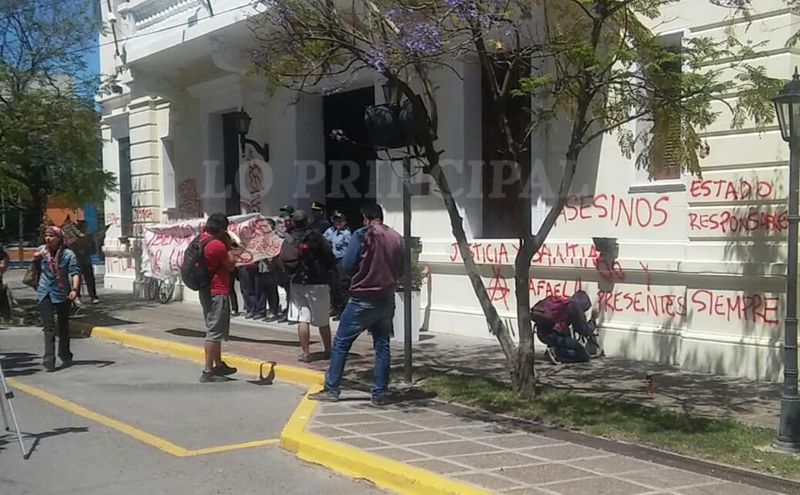 Manifestantes se concentraron y pintaron nuevamente Casa de Gobierno