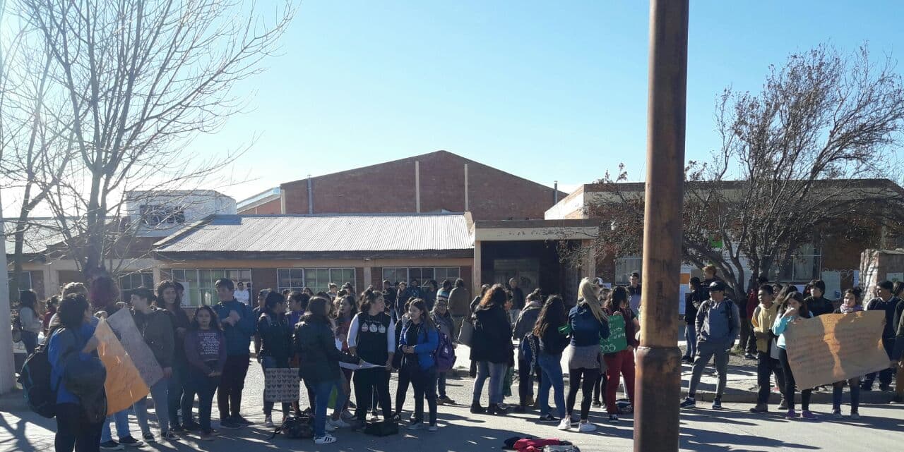 Dan curso al amparo presentado por los padres de los alumnos del CEM 4 y 80