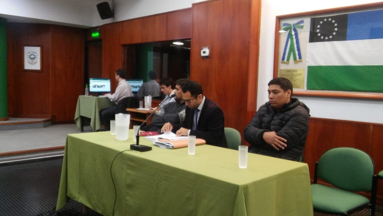 Policías aceptaron haber abusado de su compañera y pidieron tres años de prisión en suspenso