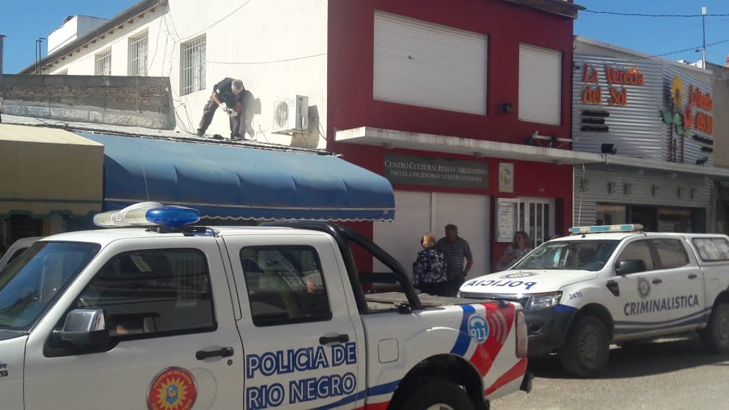 Hicieron un boquete en las oficinas de Aerolíneas Argentinas para ingresar a robar