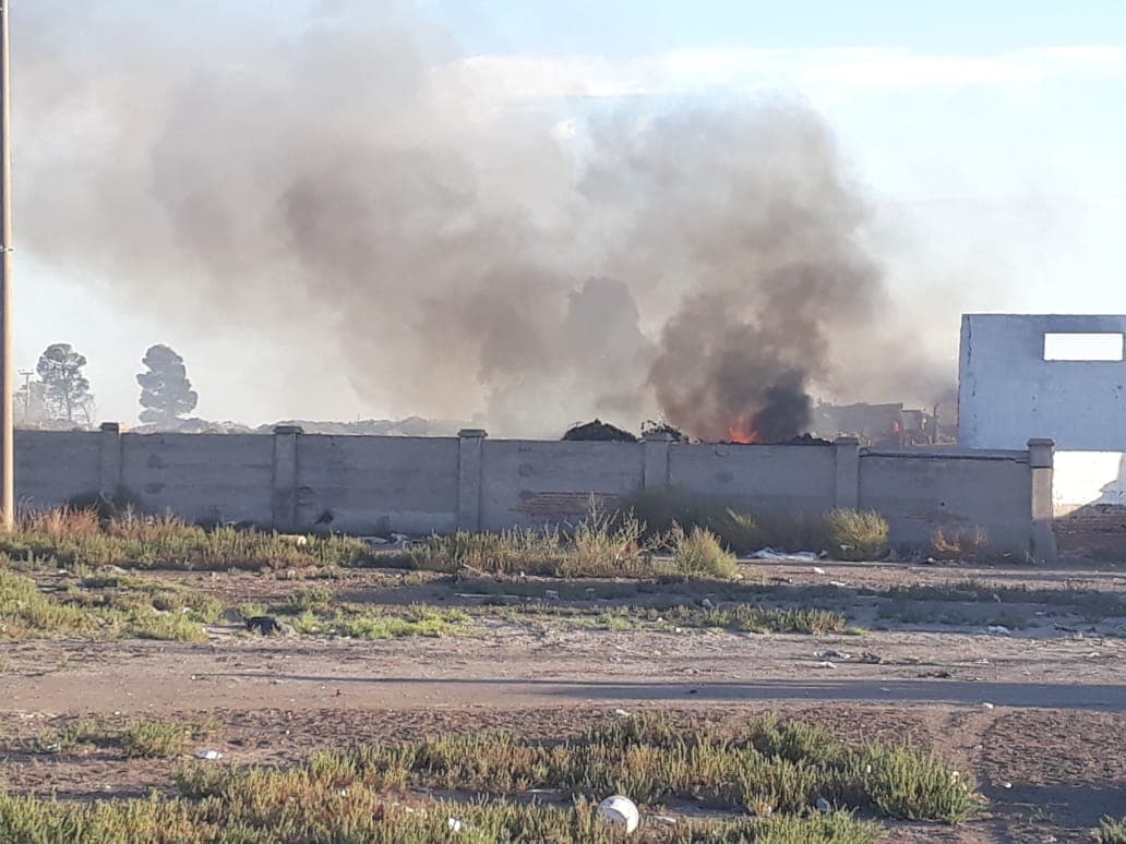 Amplían la denuncia por los incendios en el pre basural de Viedma