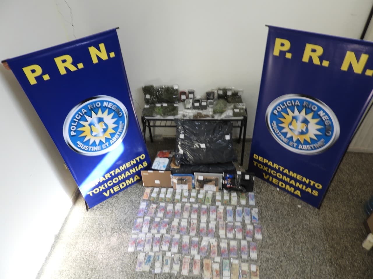 Detienen a una persona con 100 mil pesos y 700 gramos de marihuana