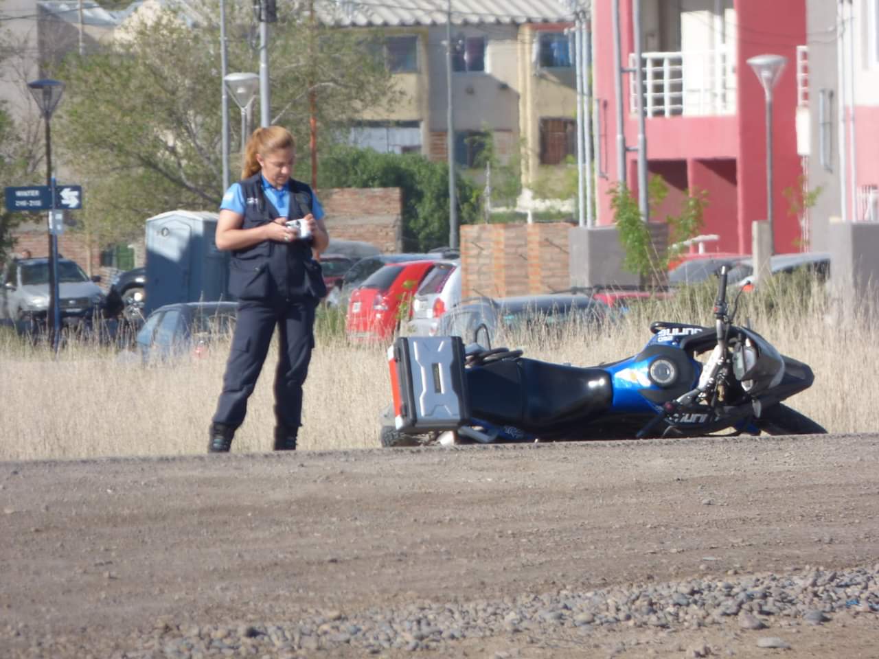 Muere en un policía en accidente con su moto