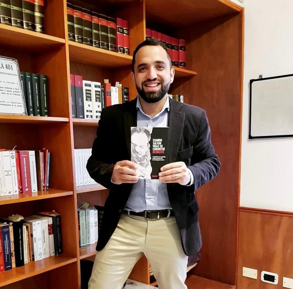 El caso del ginecólogo que se negó a realizar un aborto tiene su libro