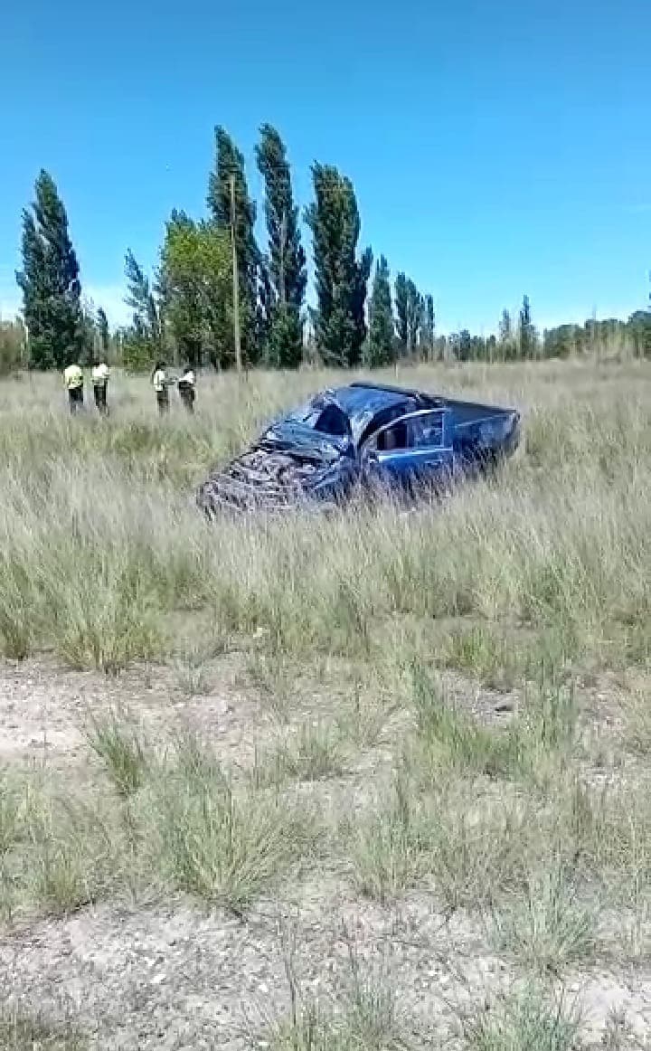 Muere una persona al volcar la camioneta que manejaba a 10 kilómetros de Viedma