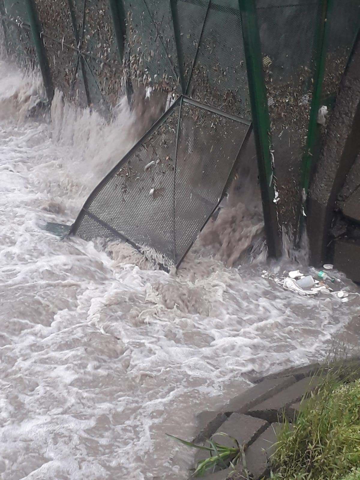 Se rompieron los canastos contenedores de residuos de los pluviales en el río