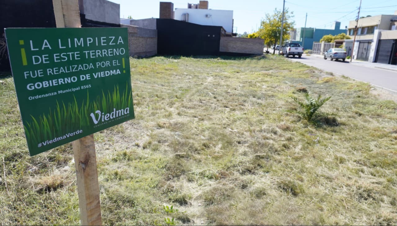 La Municipalidad de Viedma limpia terrenos baldío con cargo a los propietarios