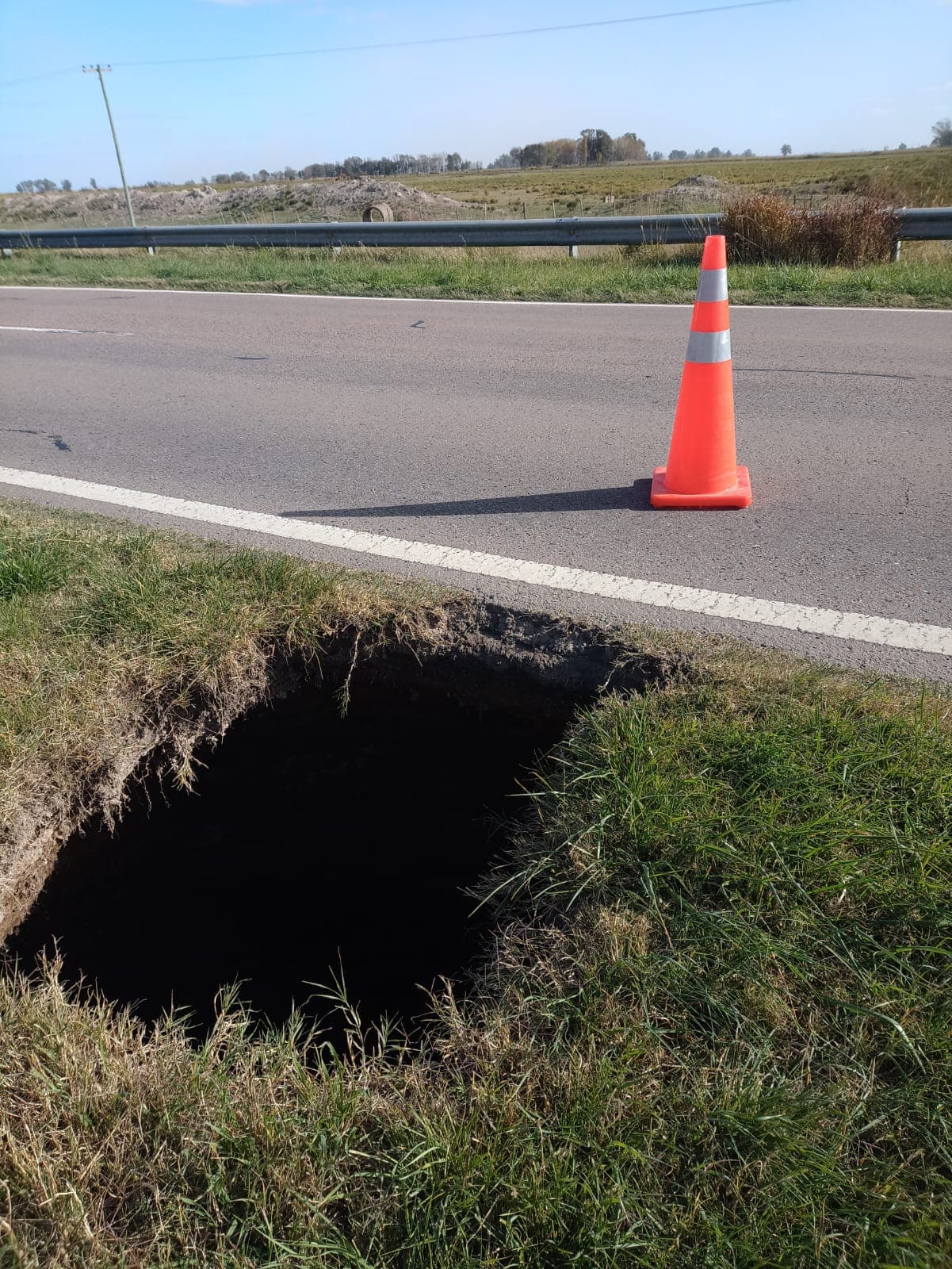 Peligro de derrumbe de la ruta N°3 en el Km 844