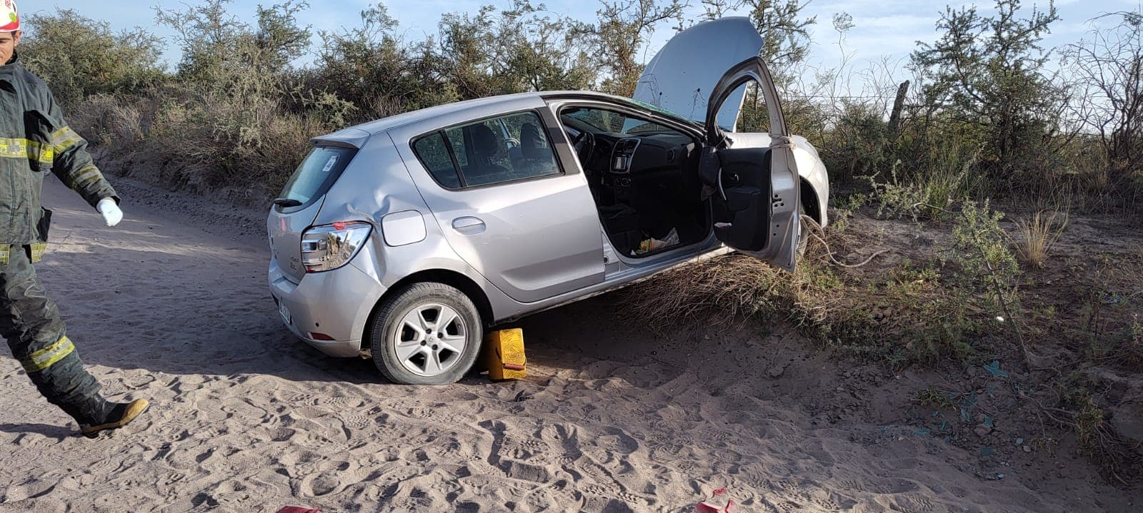 Volcó un auto en el camino de arriba que va a la Villa 7 de marzo