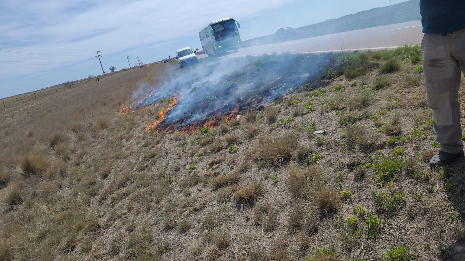 Un desperfecto en un auto causó un incendio en la banquina de la ruta N°3